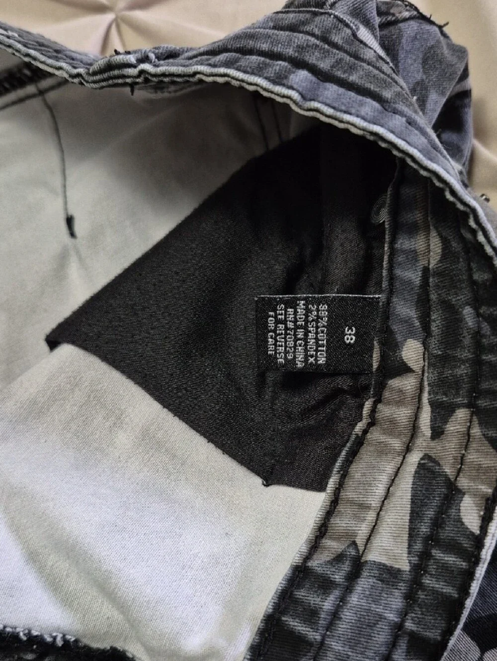 Men's Gray Camo Cargo Shorts with Utility Pockets - Picture 2 of 9